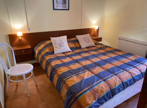 3 chambres, fer et planche à repasser