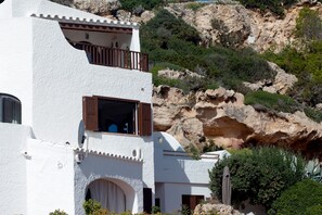Exterior detail - Apartment 'Unique Seafront Property' with Sea View, Wi-Fi and Air Conditioning (Cala Morell)