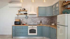 Kühlschrank, Ofen, Geschirrspüler, Wasserkocher mit Kaffee-/Teezubehör