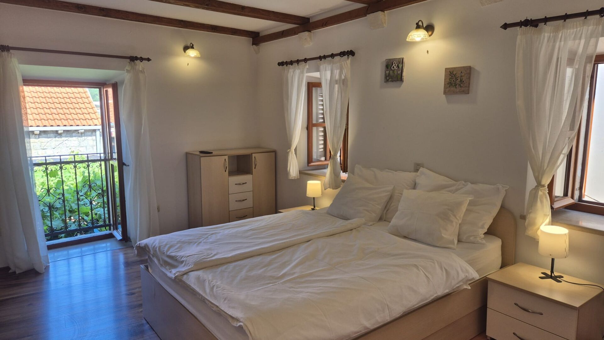 2 slaapkamers, een strijkplank/strijkijzer, gratis wifi, beddengoed