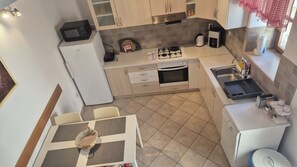 Kühlschrank, Mikrowelle, Ofen, Geschirrspüler