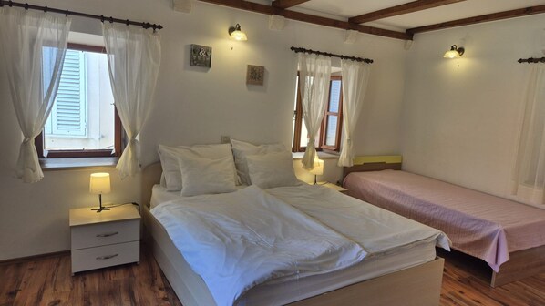 2 bedrooms, iron/ironing board, free WiFi, bed sheets