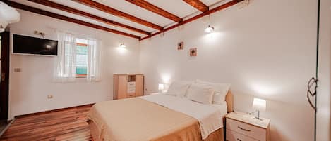 2 bedrooms, iron/ironing board, WiFi (free), bed sheets