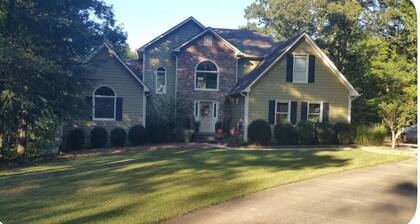 Wooded Oasis: Safe & Secluded 2BR, Full Bath Retreat