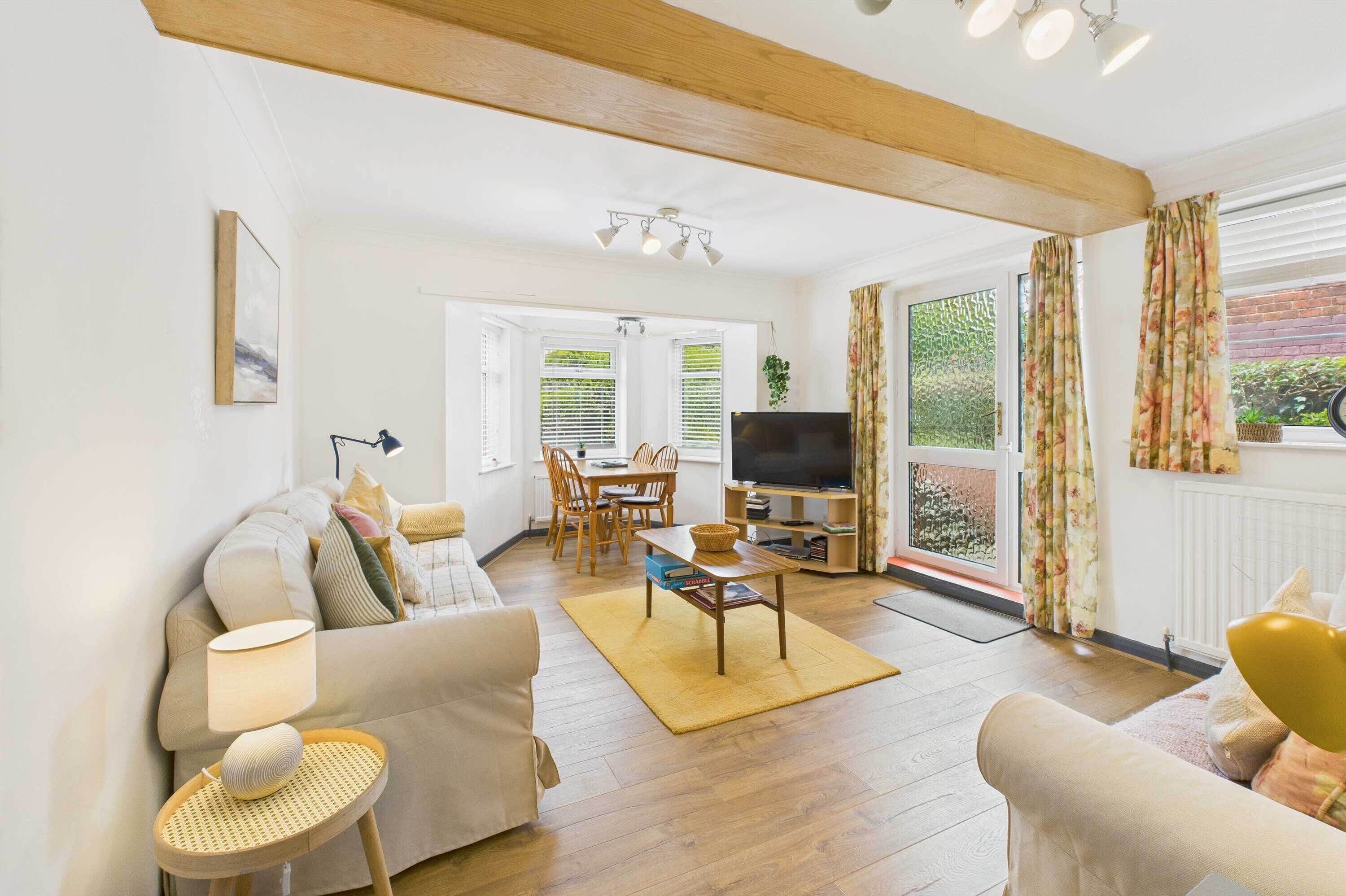 Fernseher, Bücher, Arbeitsbereiche