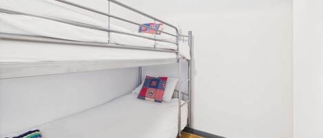 2 habitaciones, tabla de planchar con plancha, wifi y ropa de cama