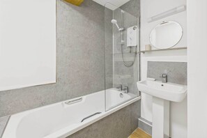 Douche, séchoir à cheveux, serviettes fournies, shampooing