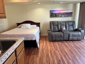 Iron/ironing board, free WiFi, bed sheets - Stay steps from the sand in this private studio at the Imperial Resort. Walk to shops, dining & nightlife. Rooftop pool, hot tub, gym, and kitchen included! (Honolulu)
