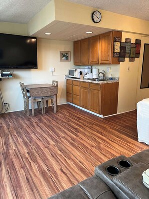 Interior - Stay steps from the sand in this private studio at the Imperial Resort. Walk to shops, dining & nightlife. Rooftop pool, hot tub, gym, and kitchen included! (Honolulu)