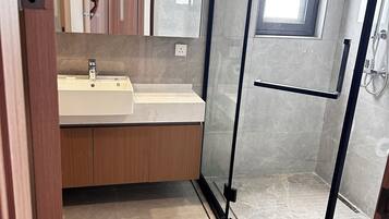 Dusche, Handtücher, Seife, Toilettenpapier