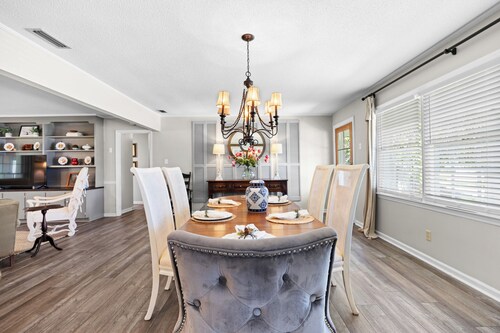 Charming Home with Sunroom, King Bed, TV's & Playground