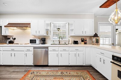 Charming Home with Sunroom, King Bed, TV's & Playground