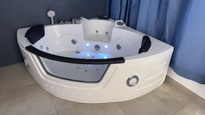Indoor spa tub
