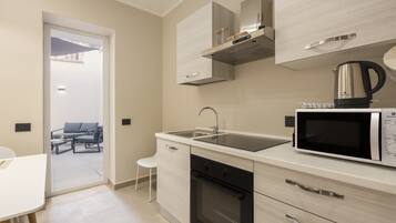 Coffee/tea maker, fridge, microwave, oven