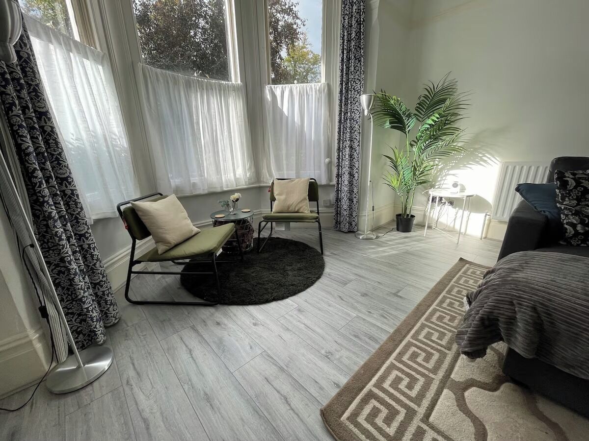 Smart TV, fireplace, books, stereo