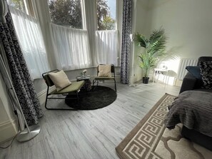 Smart-TV, Kamin, Bücher, Stereoanlage