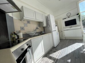 Geladeira, micro-ondas, fogão, cooktop