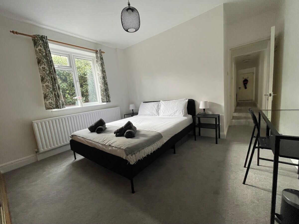 3 makuuhuonetta, työpöytä, silitysrauta/-lauta, vauvan matkasänky