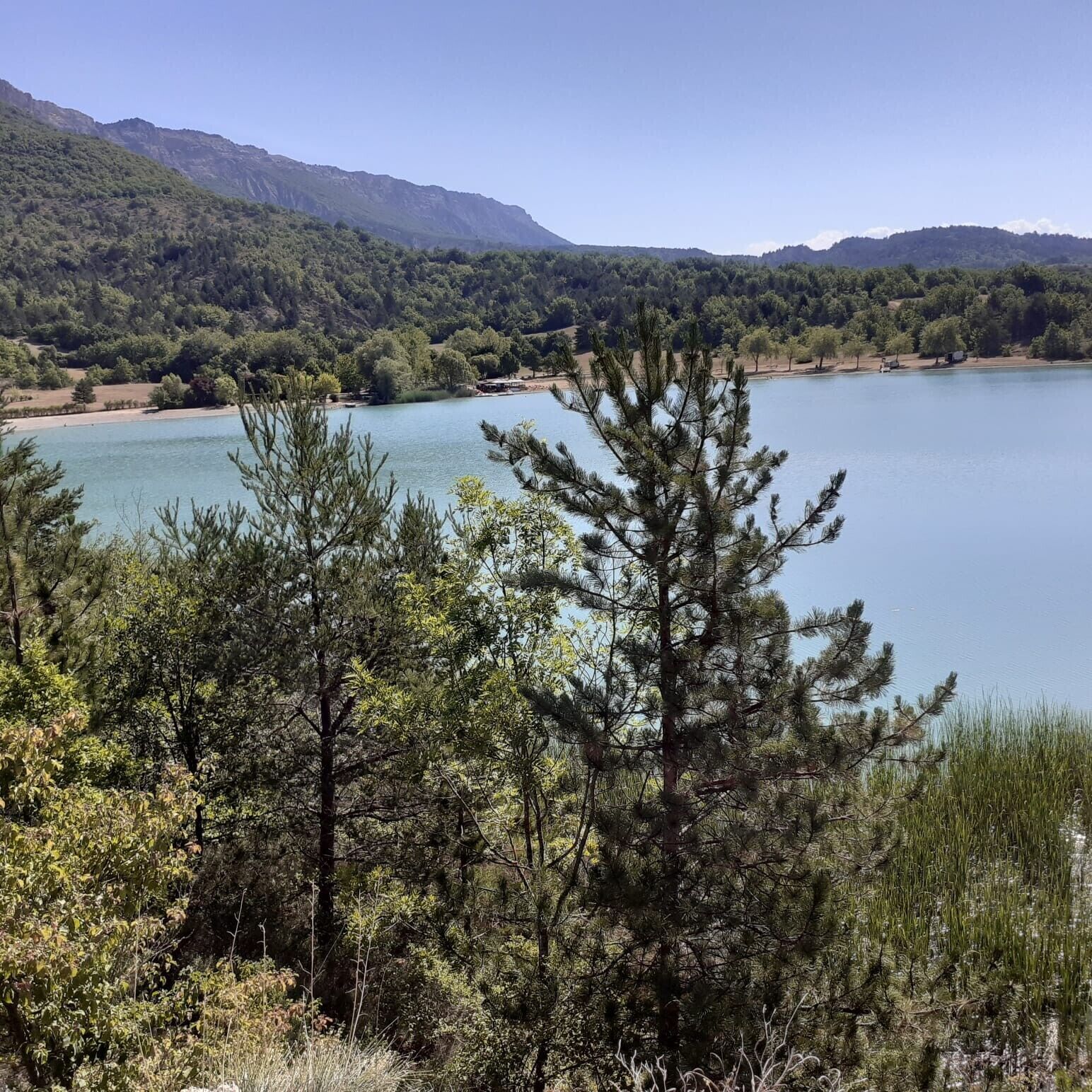 A lake surrounded by trees and mountains.