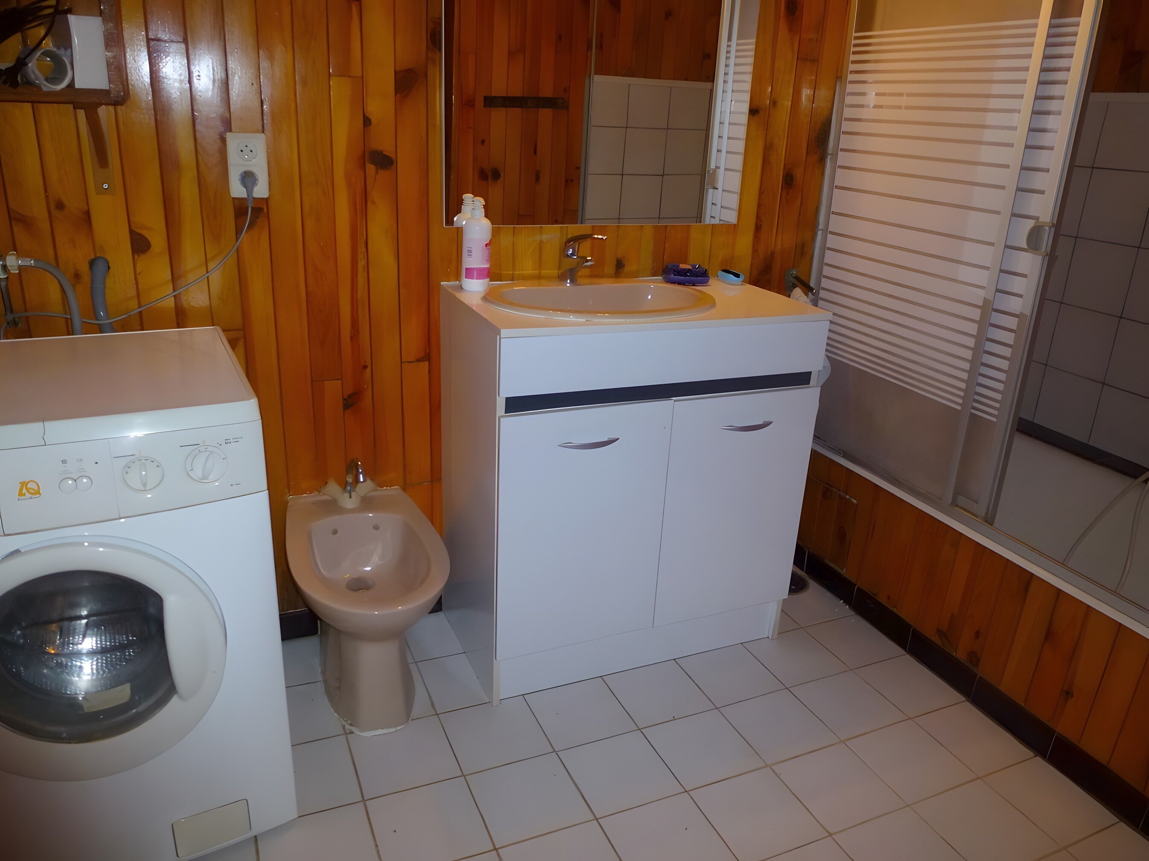 Dusch, gratis toalettartiklar, hårtork och handdukar