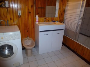 Shower, free toiletries, hair dryer, towels - Farm Cottage "La Grange" (Garde-Colombe)
