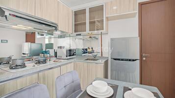 Apartment, 3 Bedrooms, City View | Private kitchen | Full-sized fridge, microwave, stovetop, rice cooker