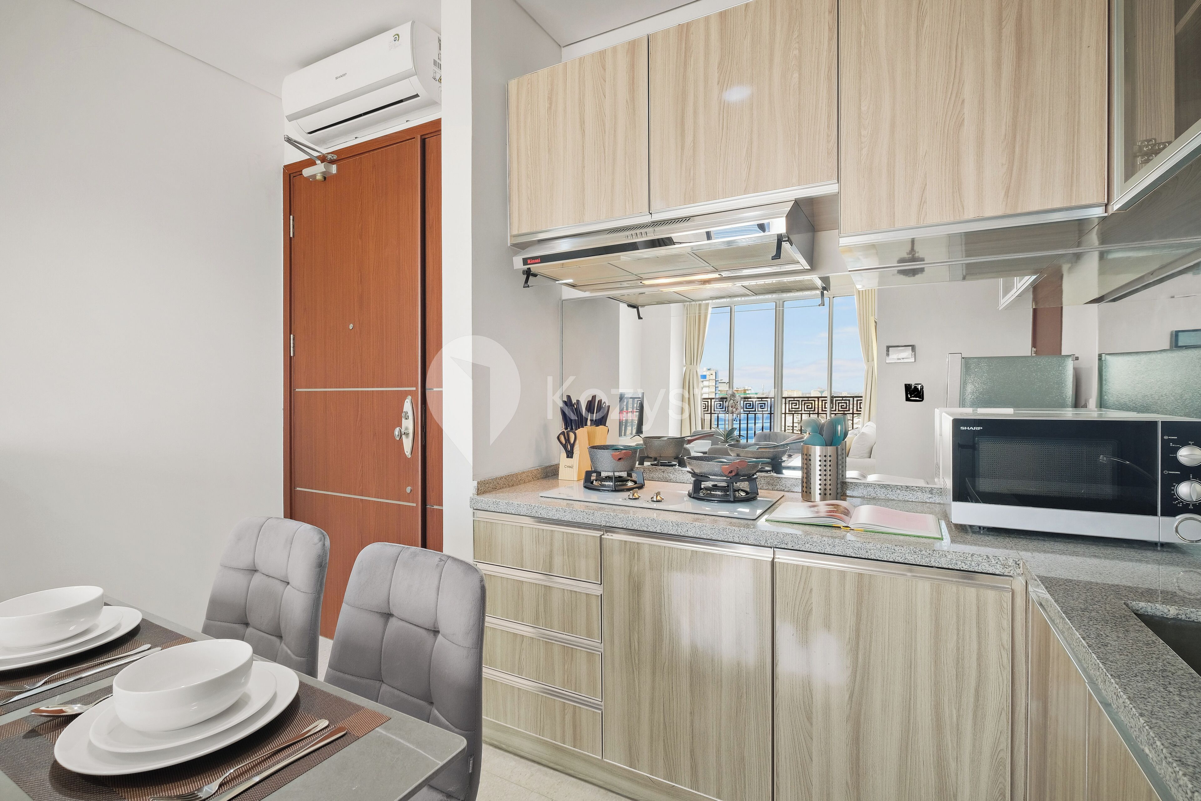 Refrigerador con freezer, microondas, placa de cocina, arrocera