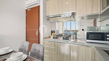 Refrigerador con freezer, microondas, placa de cocina, arrocera