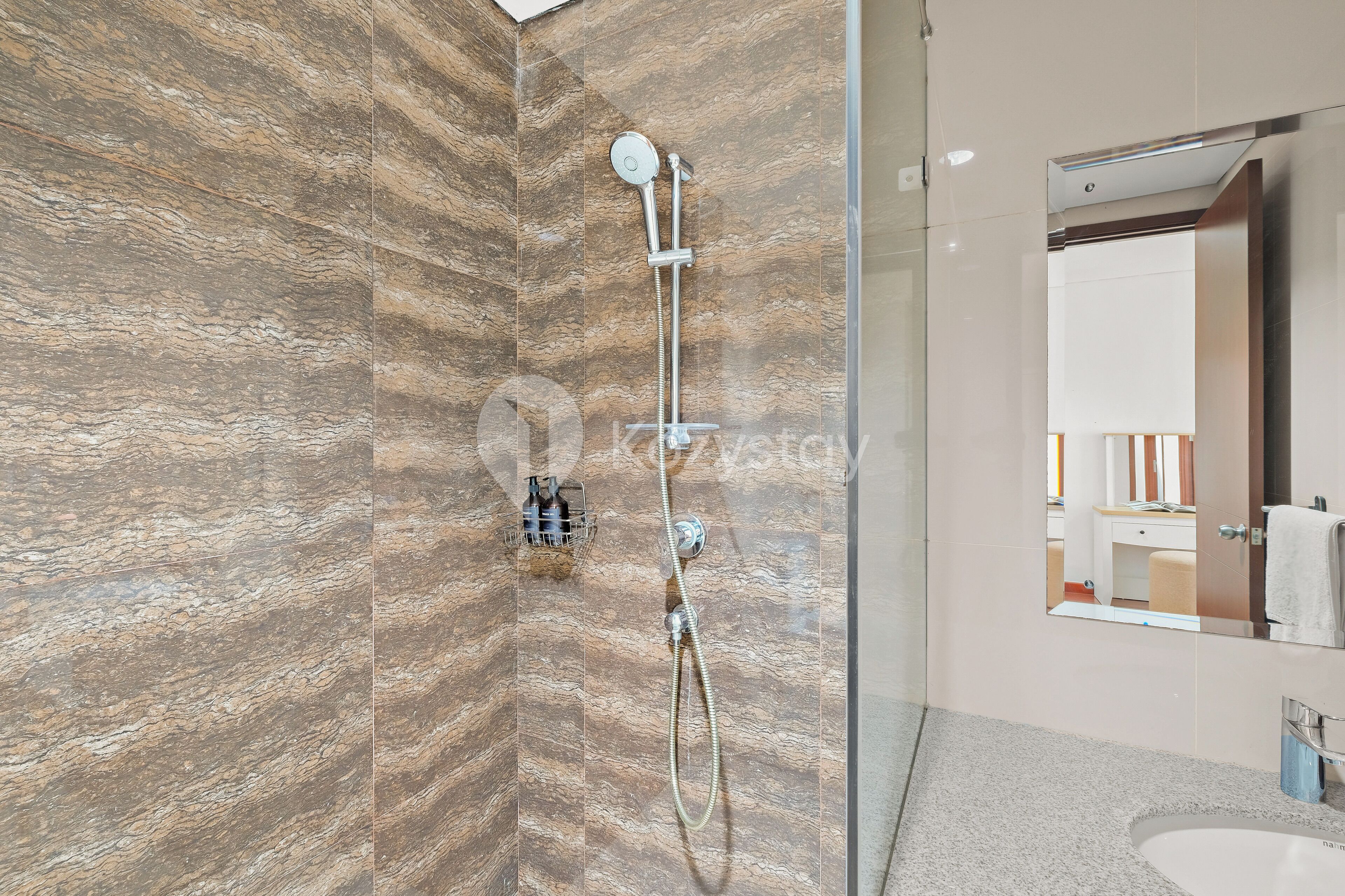 Une salle de bain moderne avec une douche, un lavabo et un miroir.