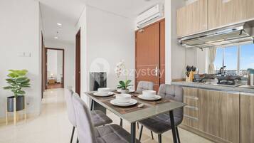Apartment, 3 Bedrooms, City View | Dining room