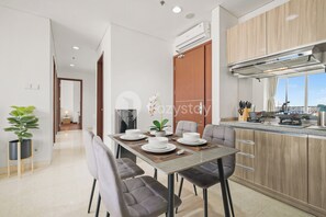 Apartment, 3 Bedrooms, City View | Dining room