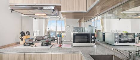 アパートメント 3 ベッドルーム シティビュー | 専用キッチン | 大型冷蔵庫、電子レンジ、コンロ、炊飯器