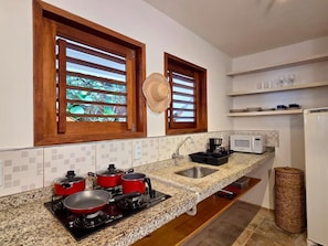 Micro-ondas, cooktop, talheres/pratos/utensílios de cozinha