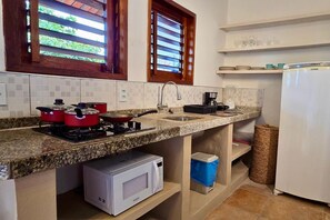 Microwave, stovetop, cookware/dishes/utensils