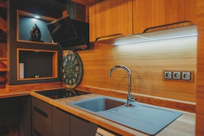 Comfort Bungalow | Private kitchen | Cookware/dishes/utensils