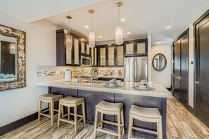 Townhome, 3 Bedrooms | Private kitchen | Fridge, oven, coffee/tea maker, toaster - Tranquil Blackstone Getaway 3 Bedroom Townhouse (Park City)