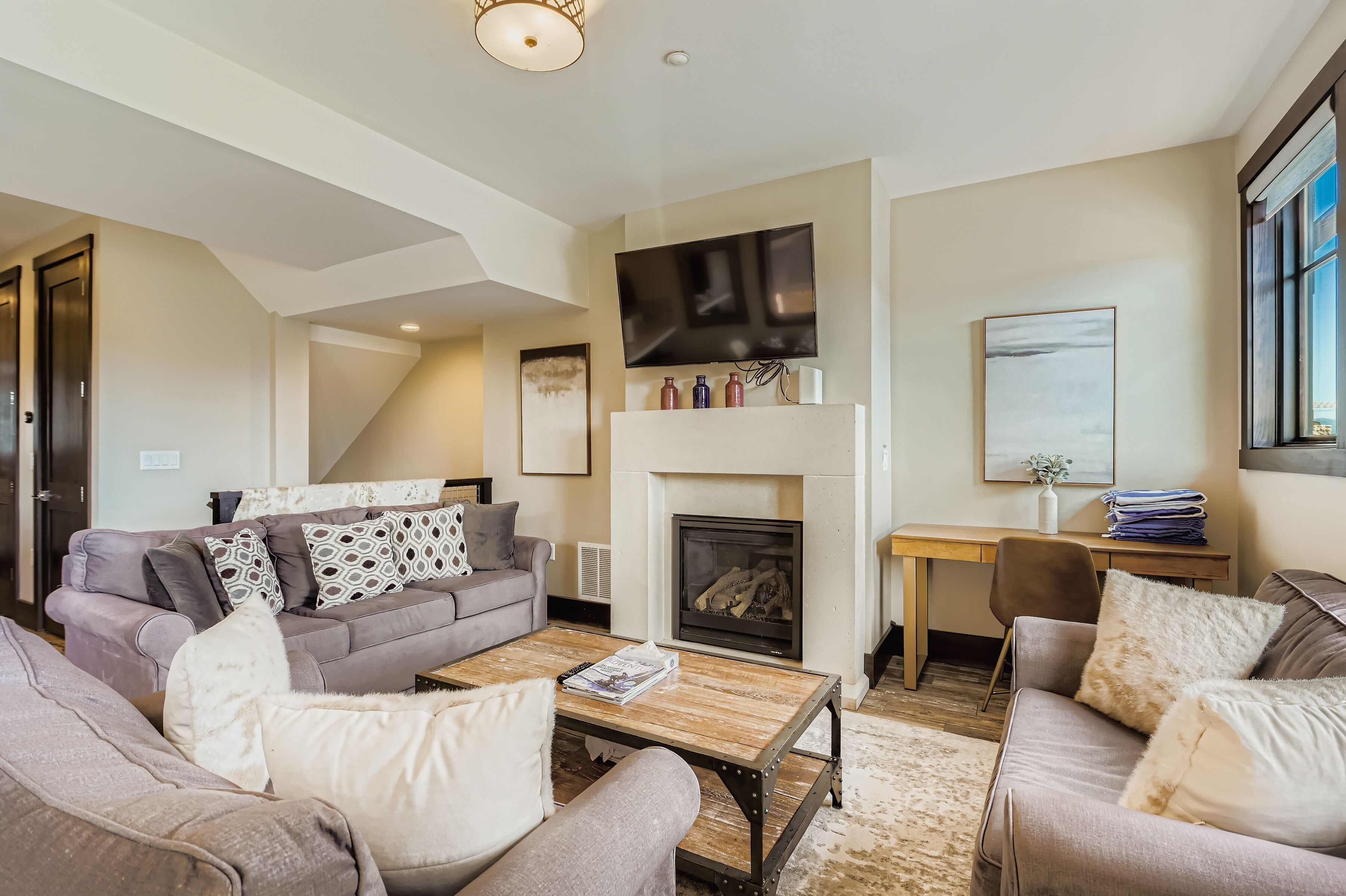 Condo, 3 Bedrooms | Living area | Smart TV