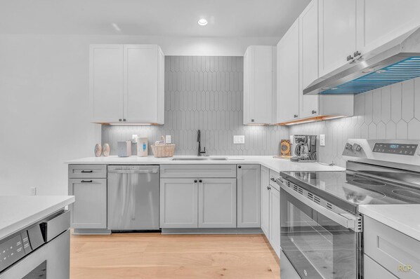 Refrigerador, microondas, horno, placa de cocina