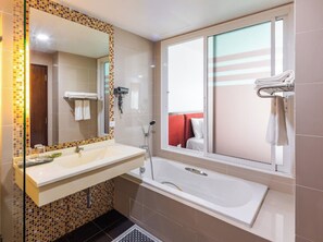 Deluxe-Doppel- oder -Zweibettzimmer, Balkon, Stadtblick | Badezimmer