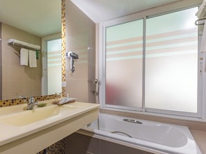 Combined shower/tub, free toiletries, hair dryer, slippers