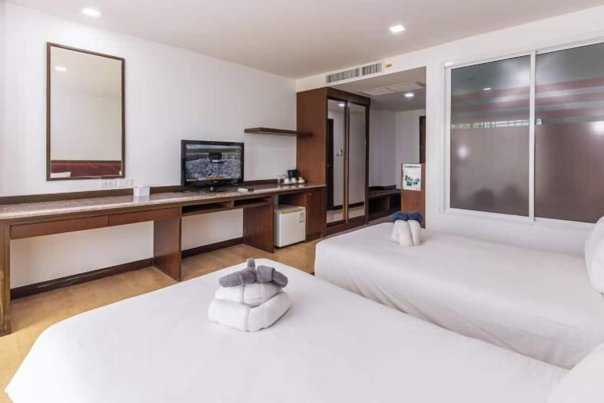 Brankas, meja kerja, ruang kerja ramah laptop, dan tirai kedap cahaya