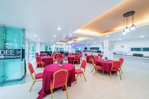 Desayuno buffet todos los días (con cargo)