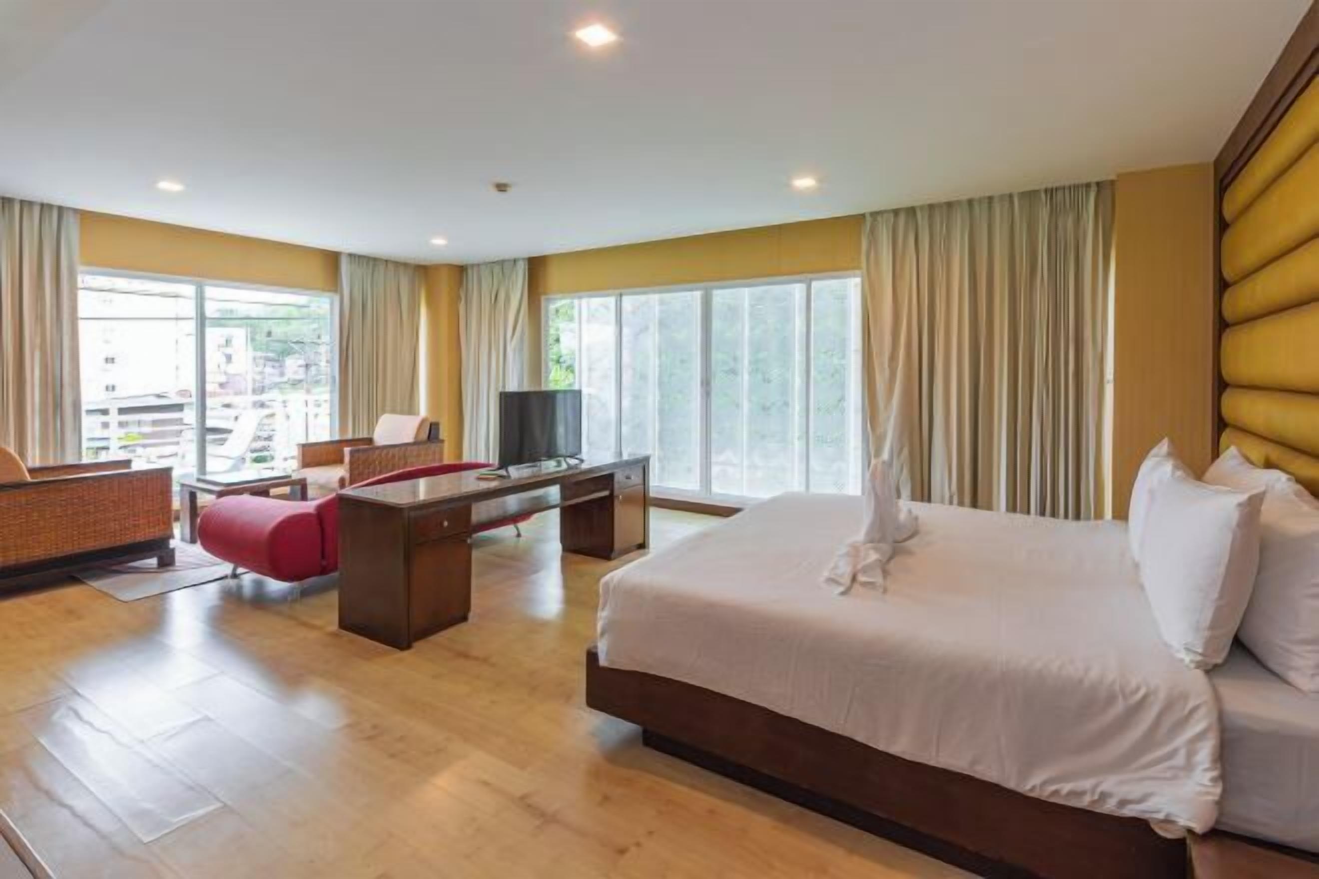 Een kluis op de kamer, een bureau, een laptopwerkplek