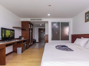 Kamar Double atau Twin Superior, balkon, pemandangan kota | Brankas, meja kerja, ruang kerja ramah laptop, dan tirai kedap cahaya