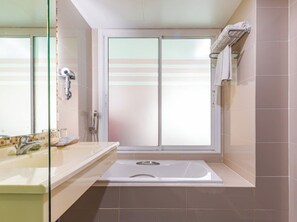 Primier Room | Baño | Tina con regadera, amenidades de baño gratuitas, secadora de cabello 