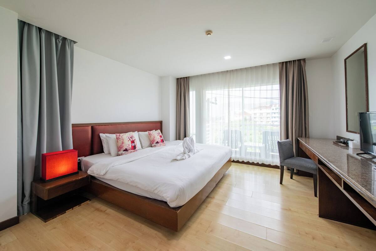 Deluxe Room | 房內夾萬、書桌、手提電腦工作空間、遮光窗簾/窗簾