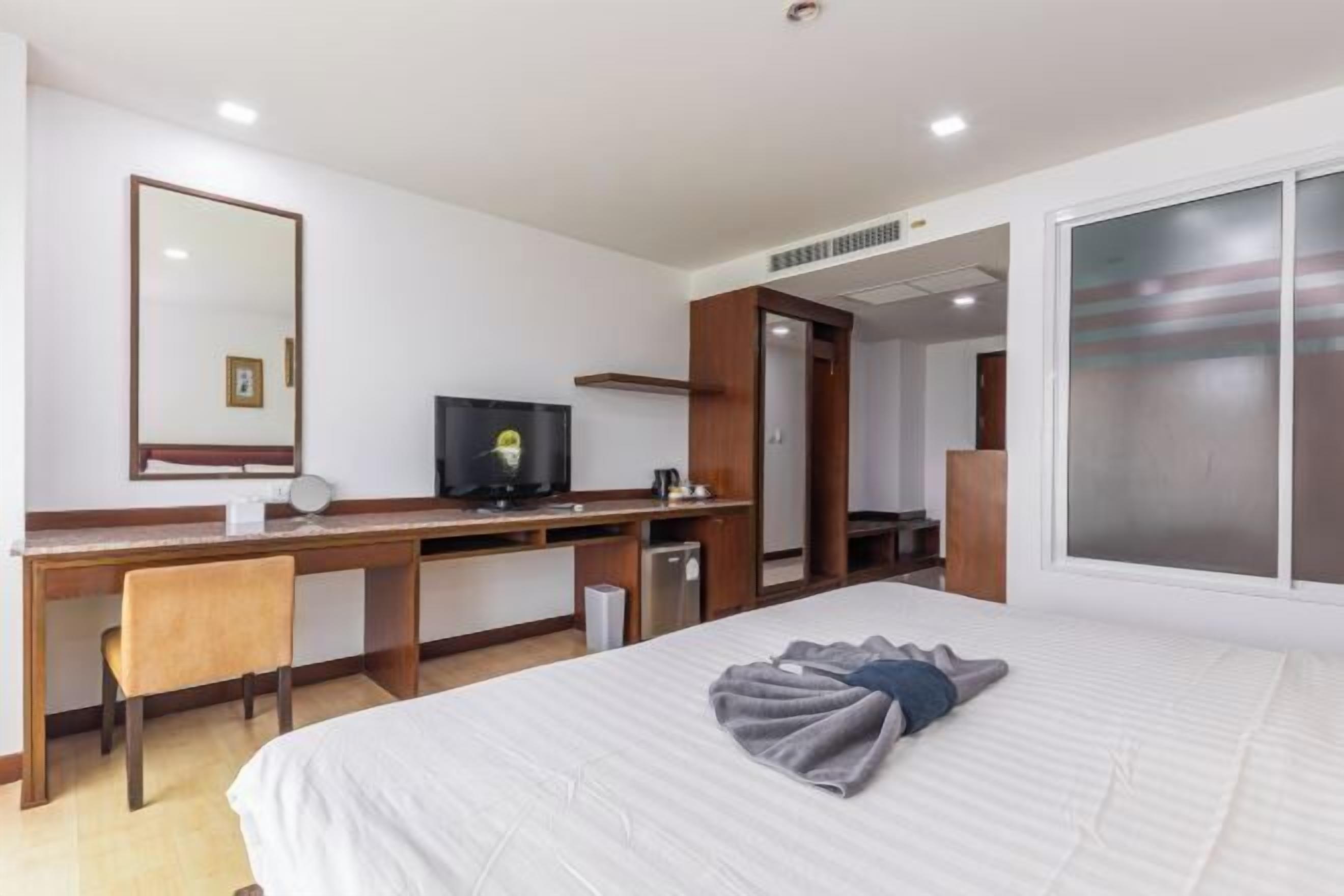 Een kluis op de kamer, een bureau, een laptopwerkplek