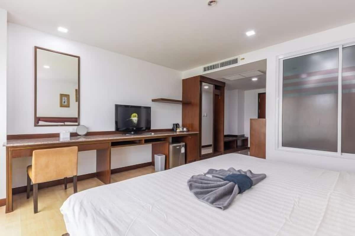 Brankas, meja kerja, ruang kerja ramah laptop, dan tirai kedap cahaya