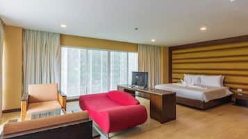 Primier Room | In-room safe, desk, laptop workspace, blackout curtains
