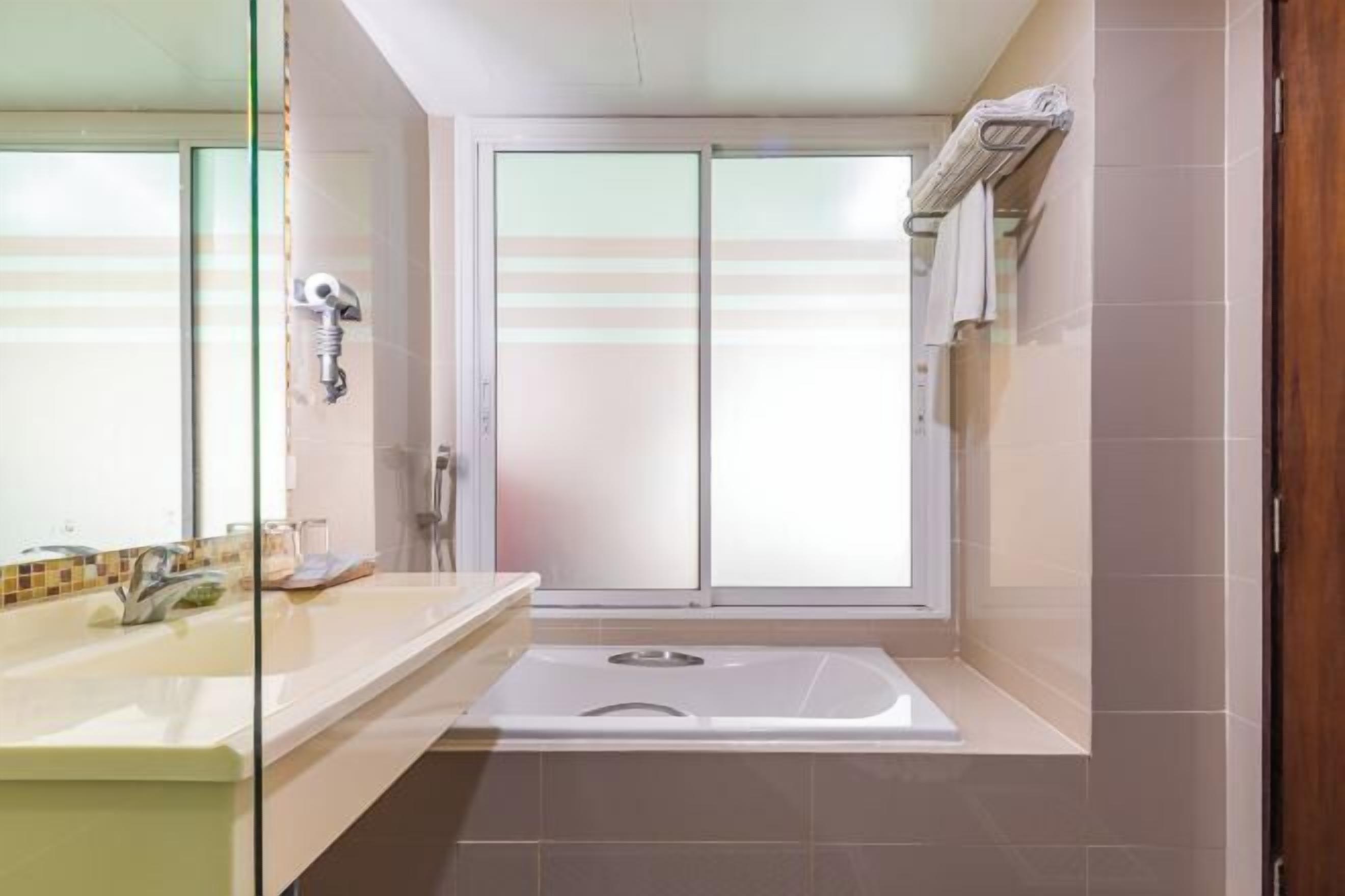 Gabungan pancuran/tab mandi, kelengkapan dandanan diri percuma 